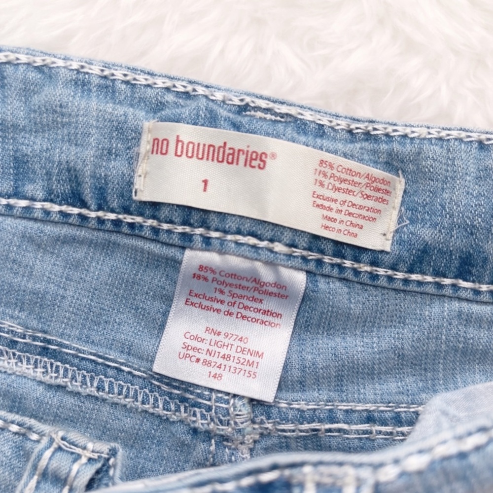 No Boundaries Light Wash Denim Shorts Embellished Pockets Cuffed Hem Size 1 - Picture 3 of 3